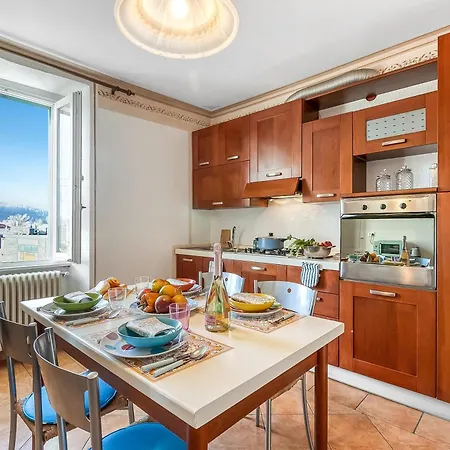 Apartamento Bee Apartment: Luino Lakeside With Outdoor Dining - Happy Rentals Luino