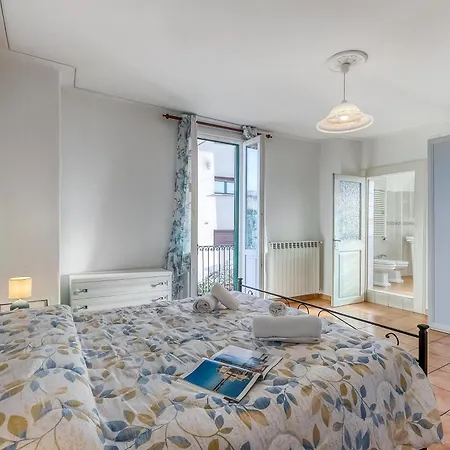 Bee Apartment: Luino Lakeside With Outdoor Dining - Happy Rentals *