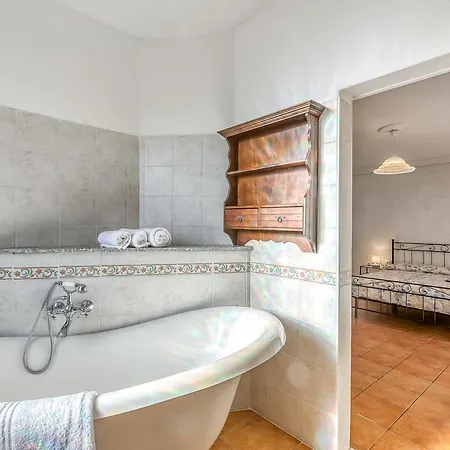 Bee Apartment: Luino Lakeside With Outdoor Dining - Happy Rentals