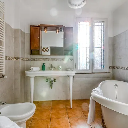 Bee Apartment: Luino Lakeside With Outdoor Dining - Happy Rentals Apartamento
