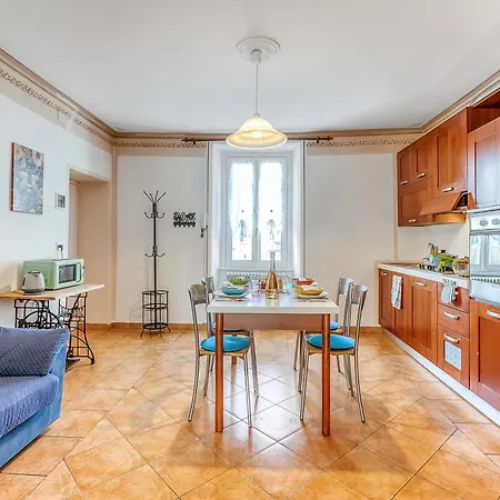 Bee Apartment: Luino Lakeside With Outdoor Dining - Happy Rentals Apartamento *