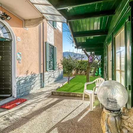 Apartamento Bee Apartment: Luino Lakeside With Outdoor Dining - Happy Rentals