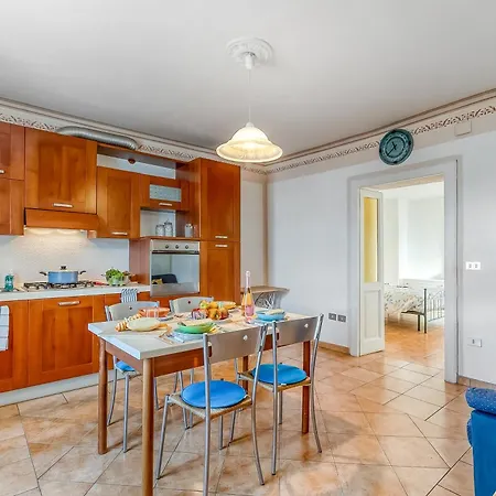 Bee Apartment: Luino Lakeside With Outdoor Dining - Happy Rentals Apartamento *