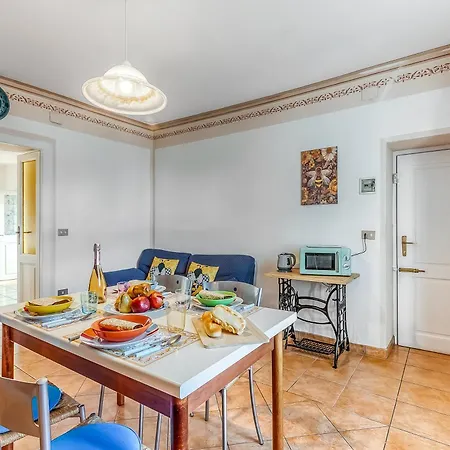 Bee Apartment: Luino Lakeside With Outdoor Dining - Happy Rentals