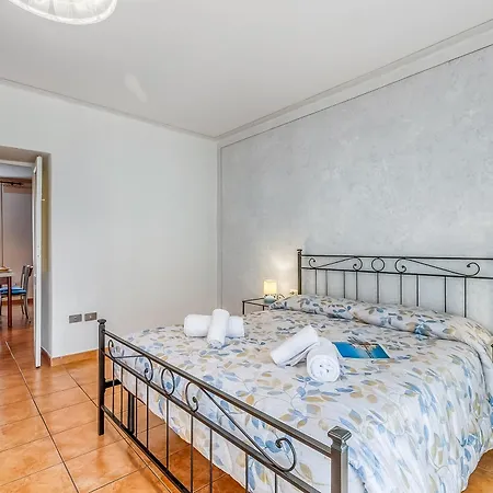 Bee Apartment: Luino Lakeside With Outdoor Dining - Happy Rentals