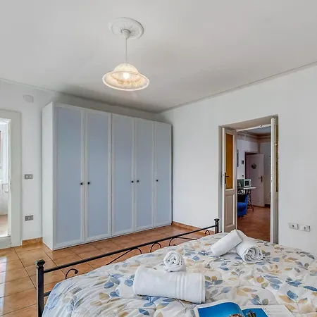 Apartamento Bee Apartment: Luino Lakeside With Outdoor Dining - Happy Rentals