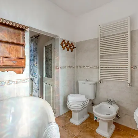 Bee Apartment: Luino Lakeside With Outdoor Dining - Happy Rentals Apartamento *