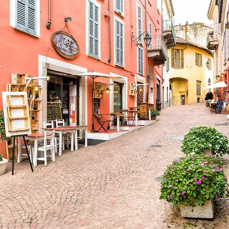 Bee Apartment: Luino Lakeside With Outdoor Dining - Happy Rentals