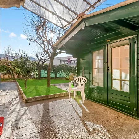 Bee Apartment: Lakeside With Outdoor Dining - Happy Apartment