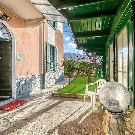 Apartment Bee Apartment: Lakeside With Outdoor Dining - Happy Luino
